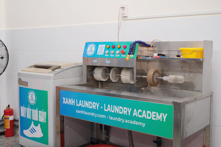Hệ thống máy giặt giày và vắt giày tại hệ thống Xanh Laundry