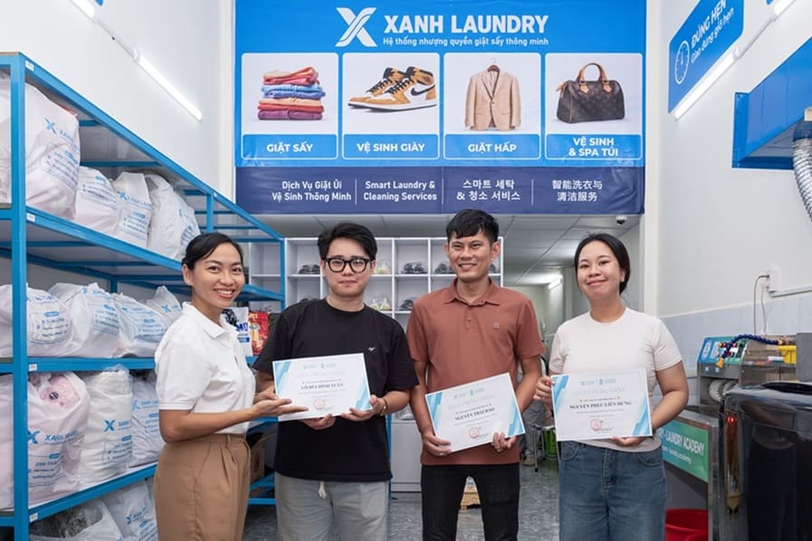 Trao chứng chỉ đào tạo vận hành tiệm giặt sấy cho nhà đầu tư nhượng quyền Trao chứng chỉ đào tạo vận hành tiệm giặt sấy cho nhà đầu tư nhượng quyền