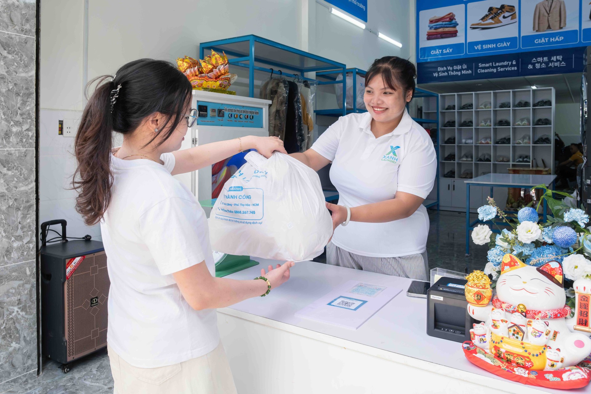 Quầy nhận đồ của tiệm giặt ủi nhượng quyền XANH LAUNDRY